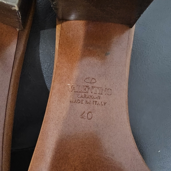 Authentic Valentino Garavani v logo Sandals in size 40 - Picture 7 of 8